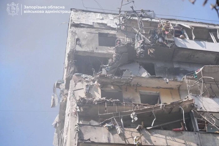 Окупанти вдарили по багатоповерхівці в Запоріжжі: поранено дітей, є загибла