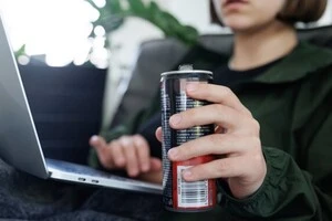 Нардепи пропонують штрафувати підлітків за вживання енергетиків