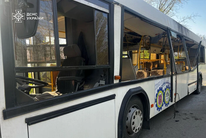 На Дніпропетровщині окупанти вдарили дроном по автобусу: десятки загиблих і поранених
