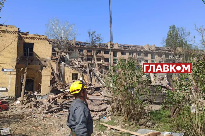 Атака РФ на Київ: поліція показала відео порятунку людей з-під завалів