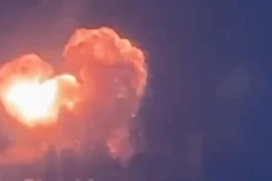 У Києві горить житловий будинок через російську атаку 