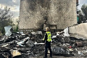 Пошкоджені багатоповерхівки, магазини та авто: наслідки атаки на Київщину (фото)