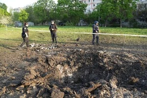 Пошкоджено багатоповерхові житлові будинки, міська поліклініка, будівля школи, виробничі підприємства, готельний комплекс