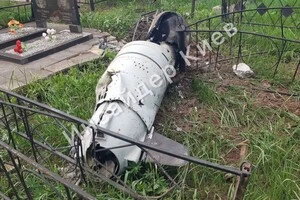 Нічна атака РФ на Київ: уламок ракети наробив лиха на Жулянському кладовищі у поминальні дні