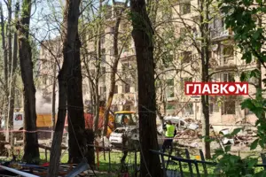 Рятувальна операція триває, адже, за словами представників ДСНС, під завалами можуть залишатися інші люди