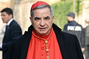 У 2020 році Папа Римський Франциск наказав Беччіу відмовитися від своїх кардинальських привілеїв 