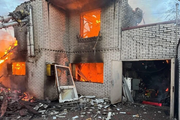 Уламок дрона влучив у будинок в Оболонському районі, родина втратила майже все (фото)