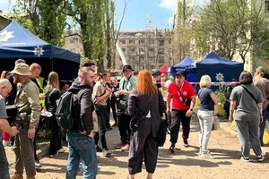 Школярі чекають на звістку про зниклого під завалами у Святошині друга: щемливі кадри