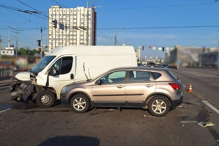У Києві аварія на проспекті Бандери, рух в напрямку Північного мосту ускладнено
