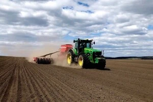 Загалом у 2025 році заплановано засіяти близько 5,7 млн га ярих зернових та зернобобових культур