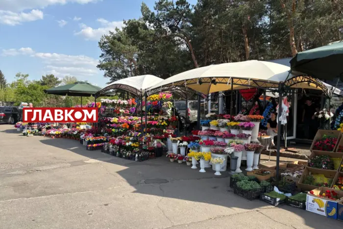 Скільки коштують квіти перед поминальними днями у Києві: огляд цін