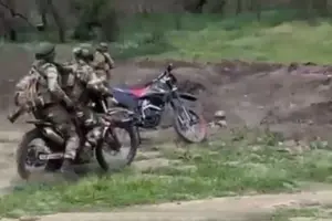 Окупанти на одному з напрямків фронту посилили використання мототехніки