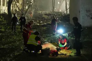 Медики надають допомогу пораненому чоловікові після обстрілу російськими балістичними ракетами у Києві, Україна, рано вранці у четвер, 24 квітня 2025 року