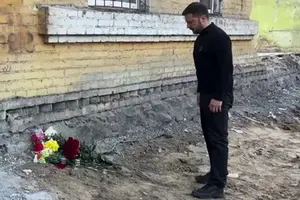 Зеленський поклав квіти до зруйнованого росіянами будинку у Києві