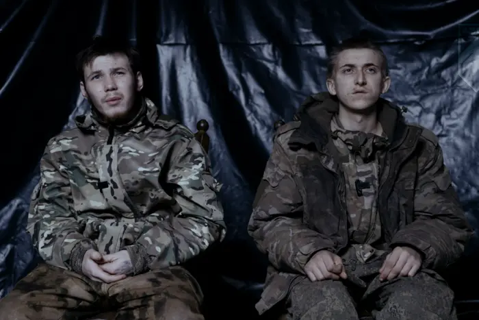 Окупанти «заїхали» у полон до «Азова» на самокатах 