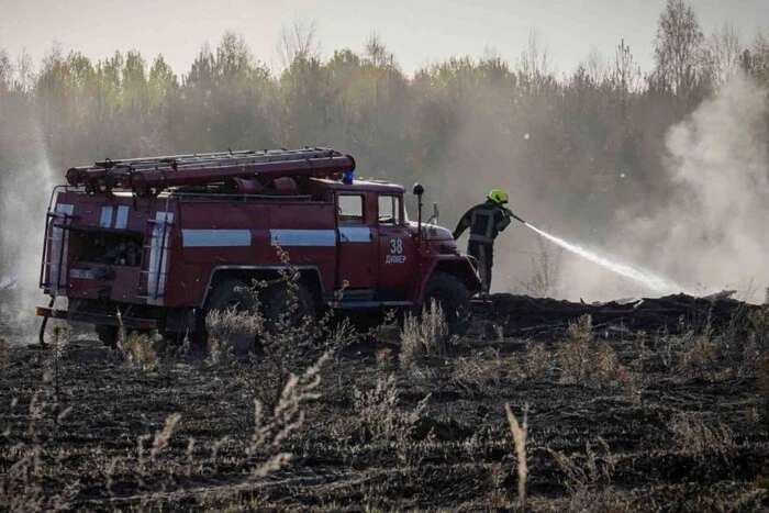 Рятувальники виявили тіло чоловіка під час ліквідації загоряння трави на Київщині