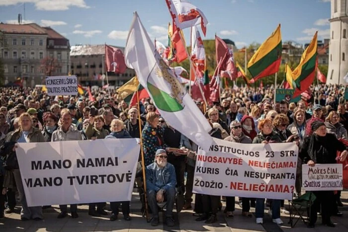 У Вільнюсі люди вийшли на протест через податок на нерухомість