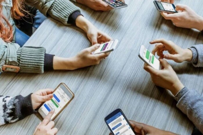 Скільки часу середностатистична молодь витрачає на телефон: статистика шокує