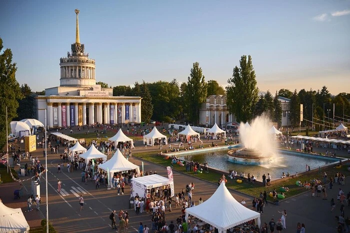 «Книжкова країна» на ВДНГ зібрала понад 72 тис. відвідувачів: які книжки купували найчастіше 