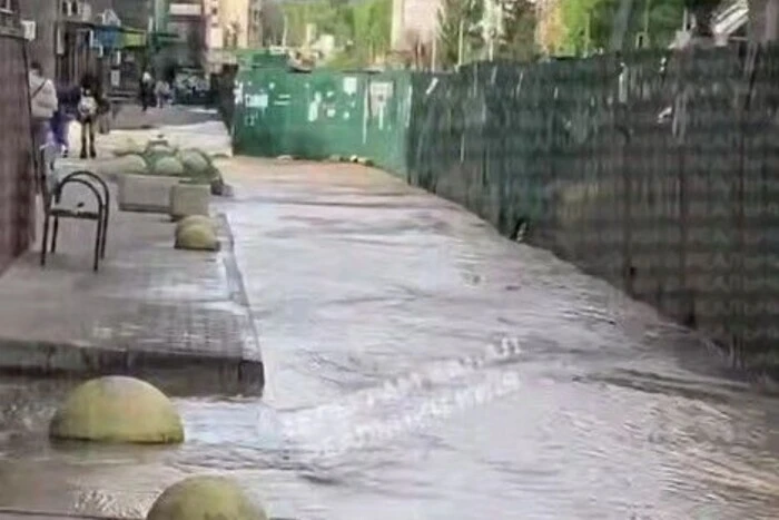 Пошкодження водогону будівельниками метро на Виноградарі ліквідовано