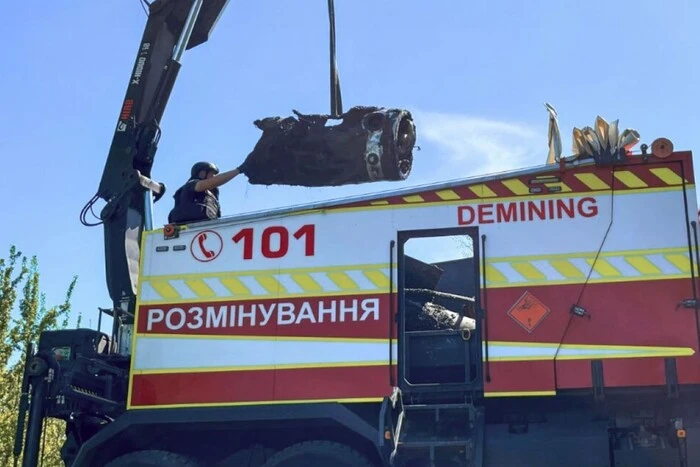 У Верблюжій затоці в Оболонському районі виявлено великий шматок ракети
