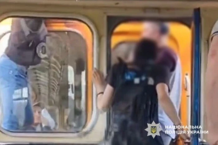 Каталися між вагонами метро, ризикуючи життям. У Києві затримано підлітків-зачеперів