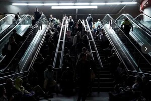 Люди на залізничному вокзалі Аточа під час відключення електроенергії, Мадрид, Іспанія