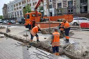 Середній ремонт означає, що фахівці повністю замінюють асфальтобетонне покриття на визначених частинах дороги – так званими суцільними ремонтними картами