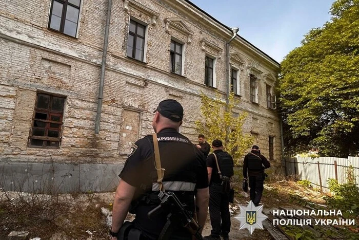 На Подолі виявлено археологічну знахідку – контейнер з людськими кістками 