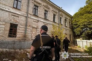На Подолі виявлено археологічну знахідку – контейнер з людськими кістками 