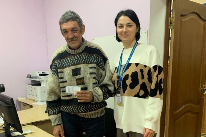 Більше трьох десятиліть без паспорта: у Хотині чоловік нарешті отримав український паспорт