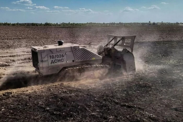 Сапери розміновують поля на Київщині за допомогою інноваційної техніки (відео)