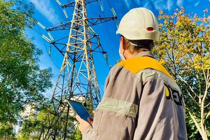 У квітні ДТЕК повернув світло в оселі 430 тис. домогосподарств після ворожих обстрілів