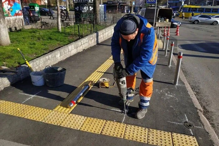 Майже половина антипаркувальних стовпчиків у Києві викрадена або пошкоджена
