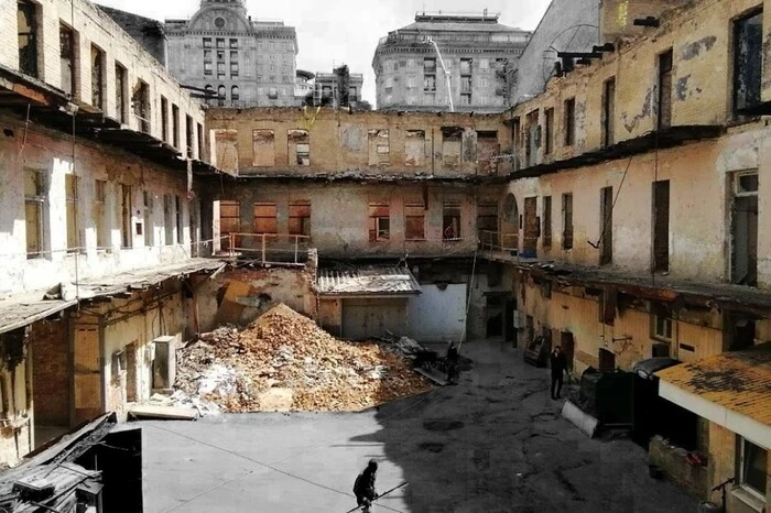 Від Центрального гастроному на Хрещатику залишився лише фасад. Активісти б'ють на сполох 