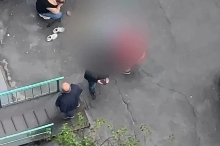 У Києві з вікна багатоповерхівки випала дівчина
