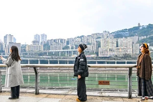 На оглядовому майданчику парку Біньцзян у районі Цзянбей багато місцевих жителів та туристів фотографували себе, «ковтаючи» поїзд