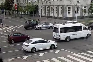 У результаті зіткнення Honda перекинулася на бік