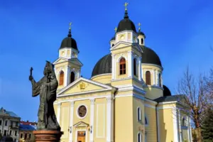 У 2025 році до ПЦУ перейшов Свято-Духівський кафедральний собор, розташований на вулиці Головній у Чернівцях