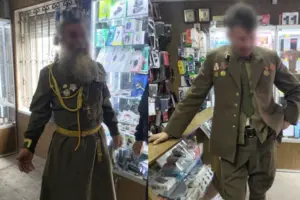 Двоє чоловіків розгулювали з радянською символікою: поліція відкрила провадження за фактом пропагування комуністичного режиму