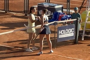 Після матчу Костюк потиснула руку ексросіянці Касаткіній