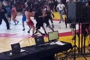 Студентський чемпіонат Росії з боротьби завершився масовою бійкою (відео)