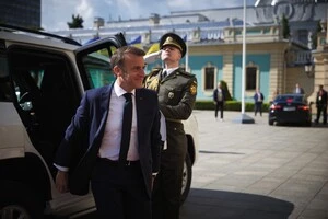 Під час тригодинної зустрічі в Маріїнському палаці 10 травня Макрон запропонував телефонну розмову з Трампом