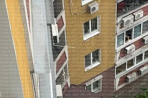 Трагічний інцидент на Позняках: молодий чоловік випав з вікна багатоповерхівки