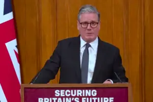 Стармер обіцяє «значно» скоротити імміграцію у Британію