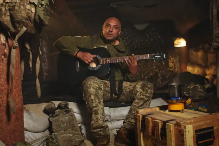 До Дня матері військовий випустив зворушливу пісню-сповідь (відео)