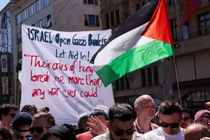 Під час відкриття Євробачення група пропалестинських активістів із палестинськими прапорами та вимогами виключити Ізраїль з участі у Євробаченні