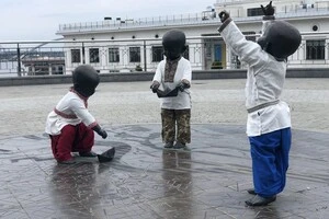 Скульптури малюків Кия, Щека, Хорива та їхньої сестри Либіді отримали святковий одяг – вишиванки