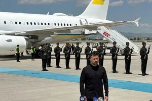 Президент України вже прибув у аеропорт Анкари у Туреччині і заявив, що «рівень делегації росіян схожий на бутафорський»