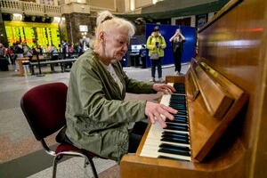 На головному вокзалі України виступила піаністка, історія якої  розчулила мережу